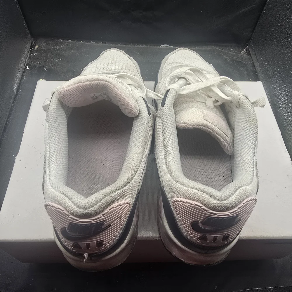 Nike Air Max‎ Women's White and Pink Sneakers